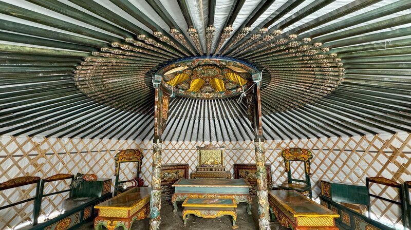 Wer das nötige Kleingeld hat, bestellt sich eine „Edeljurte“, wie sie wohl auch Dschingis Khan gefallen hätte. Neupreis: rund 60.000 Euro. – Bild: NDR/​Till Lehmann