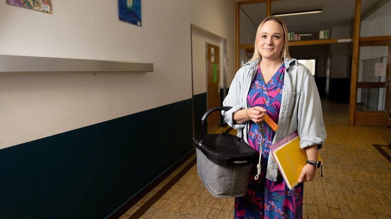 Dr. Corinna Wolf-Bartens im Schulflur vor Schulbeginn. – Bild: NDR/​Nordend Film/​Joel Vila