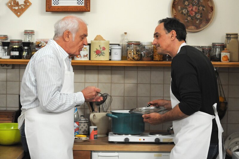 Mike (Harry Blank, rechts) bittet Joseph (Michael Vogtmann, links) um Hilfe für Annalena zu kochen. – Bild: Marco Orlando Pichler /​ BR