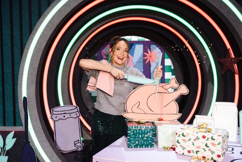 Gastgeberin Carolin Kebekus. – Bild: WDR/​Ben Knabe