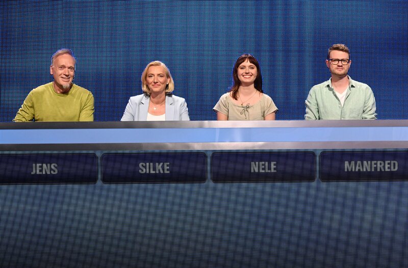 ARD GEFRAGT – GEJAGT FOLGE 905, „Alexander Bommes präsentiert beliebtes Quizformat“, am Montag (03.09.25) um 18:00 Uhr im ERSTEN. Aufzeichnung zum ARD-Quiz „Gefragt-Gejagt“  Die Kandidaten (v.l.n.r. am Panel): Jens Wottke, Silke Wittkamp, Nele Heimann, Manfred Leitheim – Bild: ARD/​Uwe Ernst