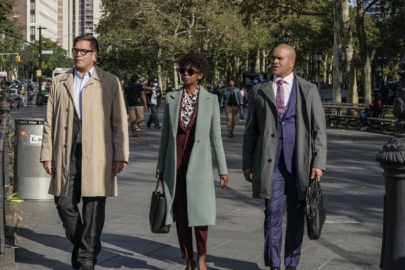 (v.l.n.r.) Jason Bull (Michael Weatherly); Olivia Powell (Sharon Washington); Chunk Palmer (Christopher Jackson) – Bild: 2021 CBS Broadcasting, Inc. All Rights Reserved /​ Patrick Harbron Lizenzbild frei