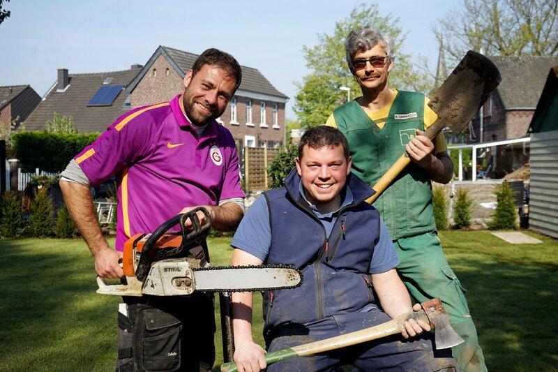 Tönisberg (v.l.): Organisator Claus, Baggerfahrer Henrik und Garten-Guru Ralf – Bild: Foto: VOX /​ Tokee Bros.