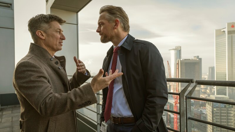 Quirin Sydow (Tobias Moretti, l.) konfrontiert Investmentchef Gabriel Fenger (Barry Atsma, r.) mit einem schwerwiegenden Verdacht. – Bild: ZDF/​Ricardo Vaz Palma
