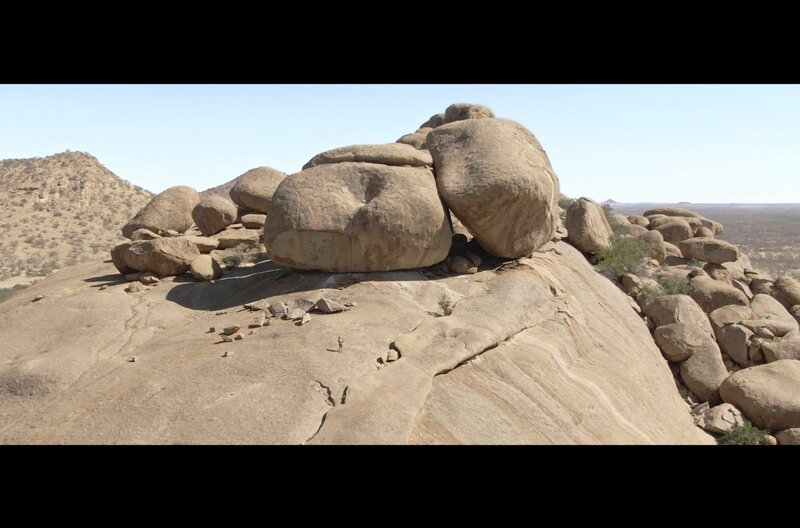 Die Einflüsse der Natur ließen im namibischen Erongogebirge eigenwillige Granitformationen entstehen. – Bild: ARTE France/​Haut et Court Doc/​Haut et Court TV