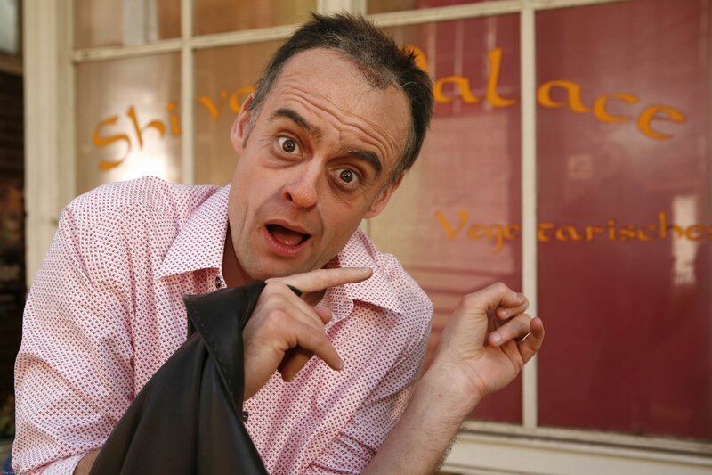 Neue Herausforderung für Restauranttester Rach (Max Giermann). Das indische Restaurant von Govinda und Chandra Hackenbrink steht kurz vor dem Aus. – Bild: ProSieben / Kai Schulz Eigenproduktionsbild frei Neue Herausforderung für Restauranttester Rach (Max Giermann). Das indische Restaurant von Govinda und Chandra Hackenbrink steht kurz vor dem Aus. – Bild: ProSieben / Kai Schulz Eigenproduktionsbild frei