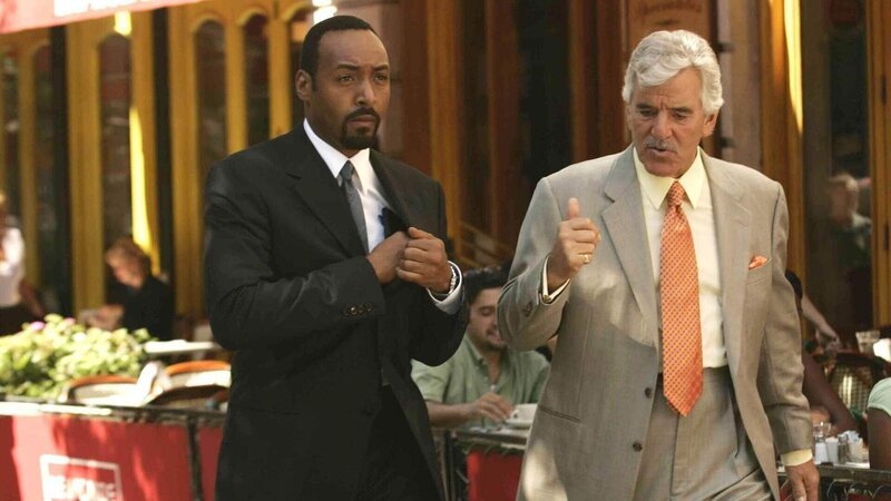 Die Detectives Green (Jesse L. Martin, li.) und Fontana (Dennis Farina) ermitteln im Mordfall Barrows. Wer hat den Mann, kurz bevor er bei seiner komatösen Frau die lebenserhaltenden Maschinen abschalten lassen wollte, ermordet? – Bild: RTL