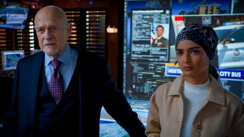 Admiral Hollace Kilbride (Gerald McRaney, l.); Special Agent Fatima Namazi (Medalion Rahimi, r.) – Bild: ATV2