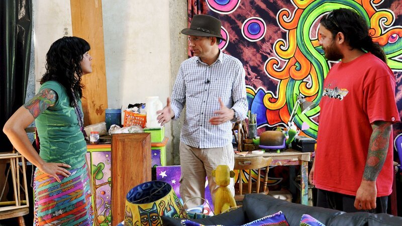 Reto Brennwald (M.) mit Wandmalerin Cristina Pineda (l.) in Ataco, El Salvador. – Bild: ZDF und SRF, Reto Vetterli