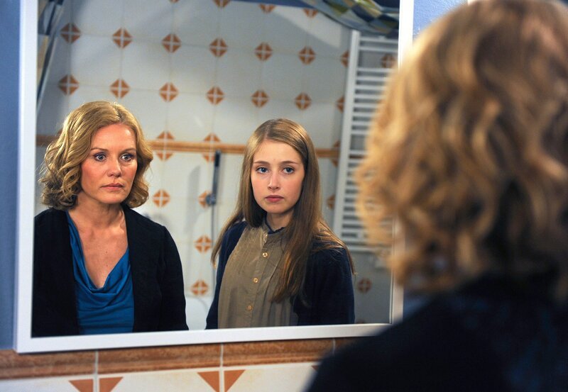 Tine (Maike Bollow, l.) ist völlig überrollt, als Lotte (Anna Willecke, r.) ihr erklärt, wie „verkorkst“ ihr Leben ist. – Bild: ARD/​Nicole Manthey