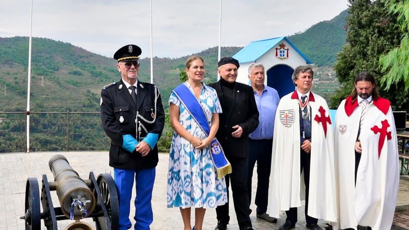 Royaler Empfang in Seborga: Die Finalistinnen kämpfen um Krone und 50.000 Euro. Beim Olivenpflanzen und dem Staatsdinner wird?s peinlich – Pasta schneiden mit dem Messer! Wer wahrt Haltung und wer fliegt noch vor dem Ball in Monaco? – Bild: RTLZWEI