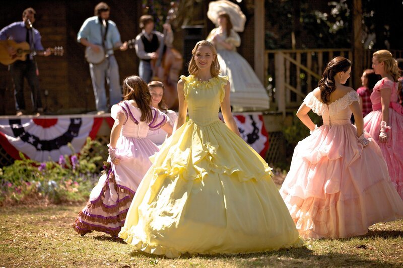 Die Südstaatenschönheit Lemon Breeland (Jaime King, M.) fühlt sich in ihrem angeblich perfekten Leben von Zoe Hart bedroht … – Bild: Warner Bros. Lizenzbild frei