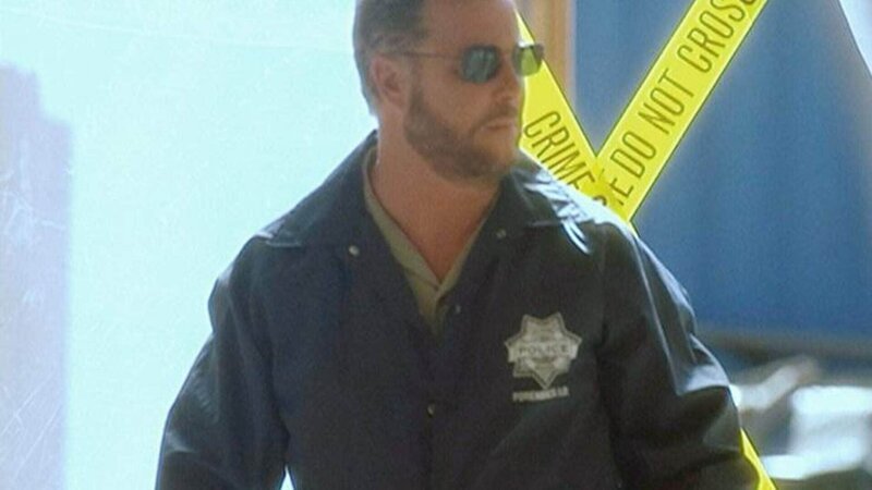 Grissom (William Petersen) untersucht den Tatort. Was suchte der Teenager auf einer Baustelle und wer hat ihn erschlagen? – Bild: TVNOW /​ CBS