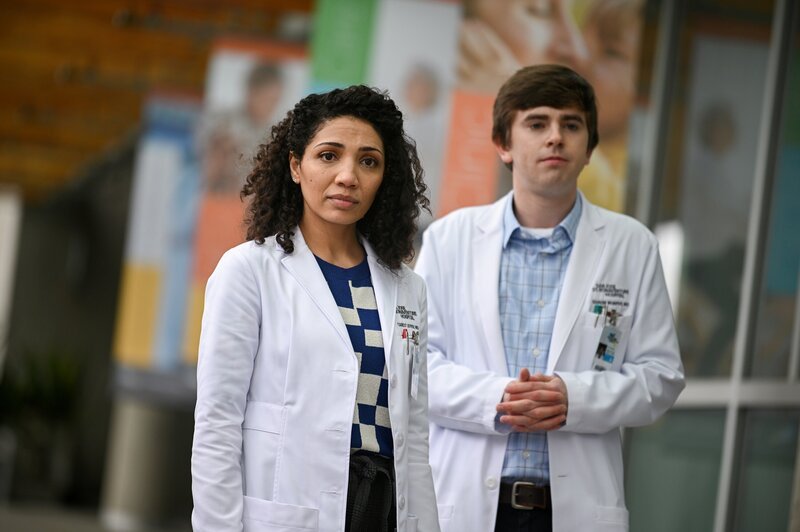 L-R: Dr. Carly Lever (Jasika Nicole) and Dr. Shaun Murphy (Freddie Highmore) – Bild: Liane Hentscher /​ Sony /​ American Broadcasting Companies, Inc.