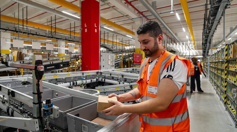 Jan Abdullah verpackt Artikel im Logistikzentrum Großenkneten. – Bild: NDR/​dok.weit Patrick Stijfhals