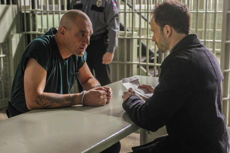 Sherlock Holmes(Jonny Lee Miller, r.) bekommt es wieder mit den perfiden Intrigen seines Erzfeindes Moriarty zu tun, denn der Kriminelle Sebastian Moran (Vinnie Jones, l.) erklärt ihm, dass der Mord an einem Mitglied einer Denkmalschutzkommission auf Moriartys Kosten geht … – Bild: CBS Television Lizenzbild frei