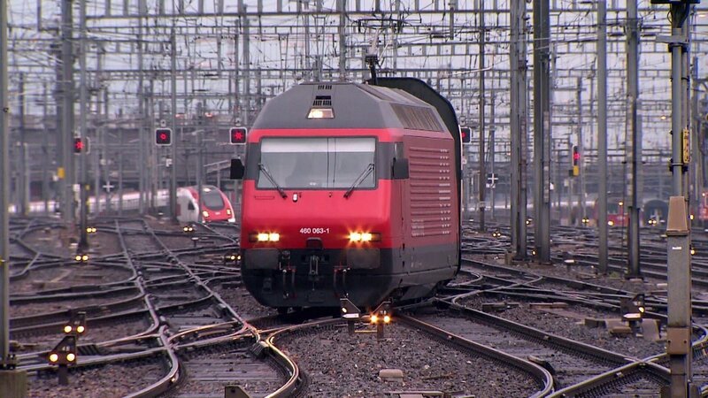 einfahrender Zug – Bild: SRF /​ ZDF und SRF