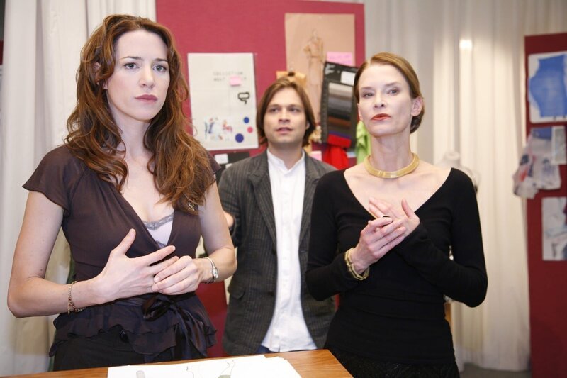 Bruno (Tim Sander, M.) beobachtet fasziniert die Ähnlichkeiten zwischen Nora (Julia Malik, l.) und ihrer Tante Carlotta (Kristina van Eyck, r.) – Bild: SAT.1 /​ Monika Schürle