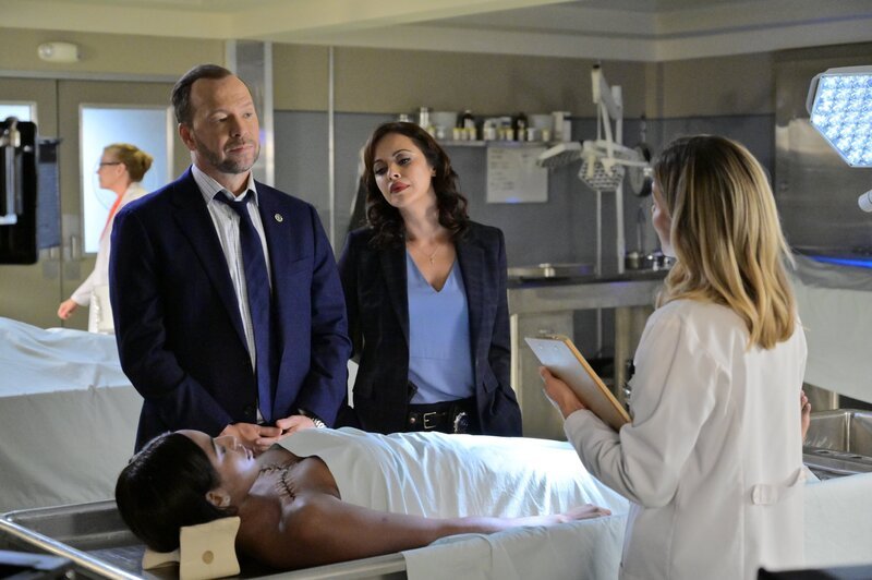 (v.l.n.r.) Danny Reagan (Donnie Wahlberg); Maria Baez (Marisa Ramirez); Gerichtsmedizinerin Megan Carson (Leigh Ann Larkin) – Bild: CBS Broadcasting Inc. /​ John Paul Filo