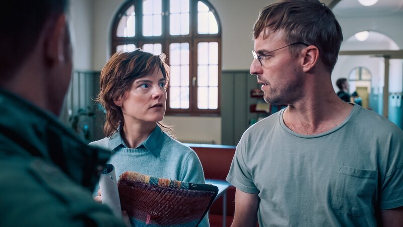 (v.li.): Micha Oberländer (Matthias Koeberlin), Romy Burgstaller (Claudia Kainberger), Sascha Burgstaller (Christian Erdt) – Bild: Graf Film /​ ORF /​ Lukas Gnaiger