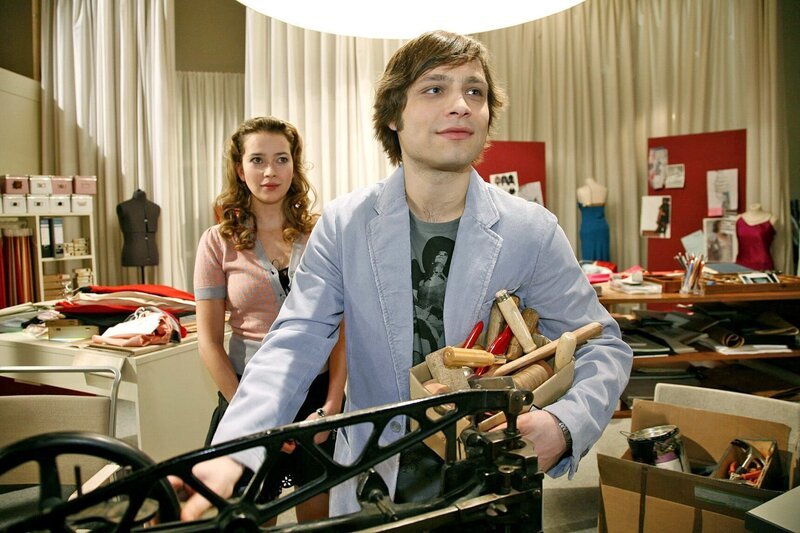 Bruno (Tim Sander, r.) stürzt sich zu Hannahs (Laura Osswald, l.) ungläubigem Staunen besessen in das unmögliche Unterfangen, die Schuhkollektion nochmals an einem Tag fertigen zu wollen. – Bild: SAT.1 /​ Monika Schürle