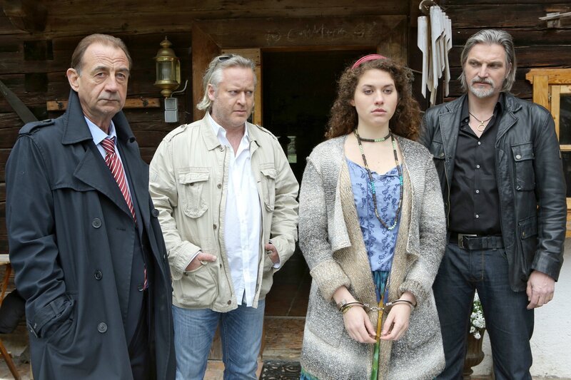 Oberst Otto Dirnberger (Dietrich Siegl, l.), Oberstleutnant Helmuth Nowak (Gregor Seberg, 2.v.l), Mia (Fanny Krausz, 2.v.r.) und Major Carl Ribarski (Stefan Jürgens, r.). – Bild: ORF/​SATEL-Film/​Petro Domenigg
