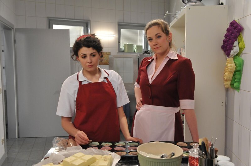 Pauline (Liza Tzschirner, l.); Tina (Christin Balogh, r.) – Bild: Ann Paur