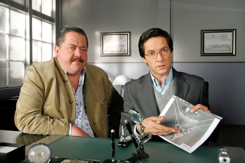 Martin Fröhlich (Christof Arnold, r.) bestätigt gegenüber Kommissar Hofer (Joseph Hannesschläger, l.), dass die gefundenen Diamanten Fälschungen sind. – Bild: ORF/​ZDF/​Christian A. Rieger