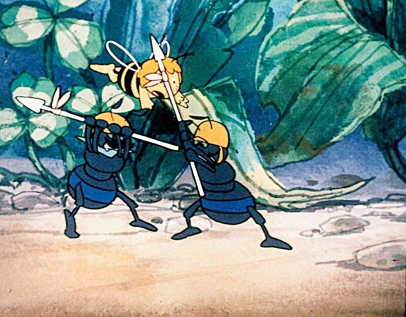 Vergeblich will Anja den Kampf zwischen den feindlichen Ameisen schlichten. – Bild: ORF/​ZDF/​Apollo-Film