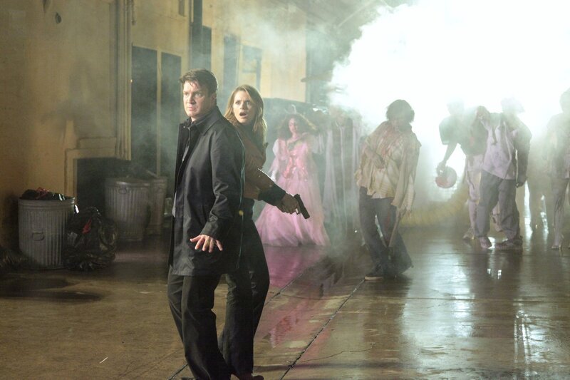 Richard Castle (Nathan Fillion, l.) und Kate Beckett (Stana Katic, 2.v.l.) werden von einer ganzen Horde Zombies umzingelt … – Bild: Kabel Eins