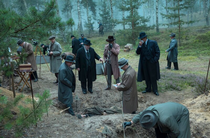 Gräf (Christian Friedel), Hennig (Thorsten Merten), Gennat (Udo Samel), Krüger (Franz Dinda), August Benda (Matthias Brandt) und Gereon Rath (Volker Bruch) untersuchen den Fundort der Leichen. – Bild: ZDF und ARD Degeto/​X-Filme/​Beta Film/​Sky Deutschland/​Frédéric