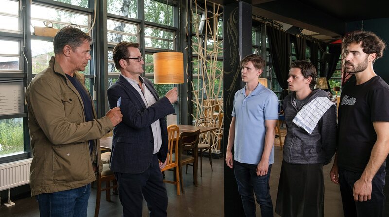 Finn (Sven Martinek, l.) und Lars (Ingo Naujoks, 2.v.l.) befragen Felix Löhr (Lennart Betzgen, 3.v.r.), Marvin Kröger (Junis Marlon, 2.v.r.) und Carlo Iversen (Giovanni Funiati, r.). – Bild: ARD/​Christine Schröder