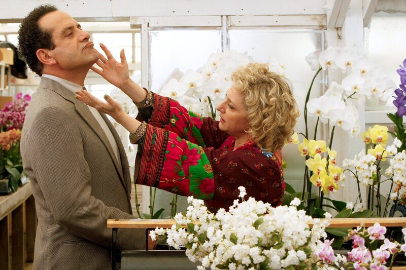 Die Floristin Joy (Carol Kane, r.) kommt Monk (Tony Shalhoub, l.) sehr nahe – zu nahe in den Augen des empfindsamen Ermittlers … – Bild: ORF/​Universal/​Hopper Stone