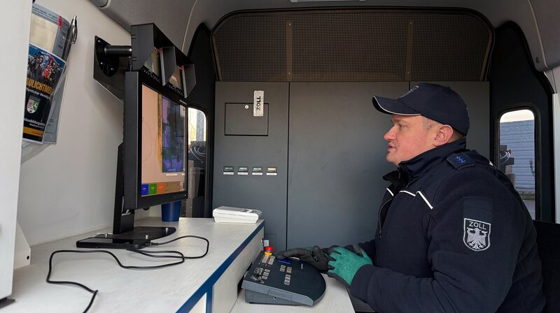 Zollbeamter Eugen wertet am Monitor die Aufnahmen eines verdächtigen Objekts aus. – Bild: NDR/​Stella Jordan