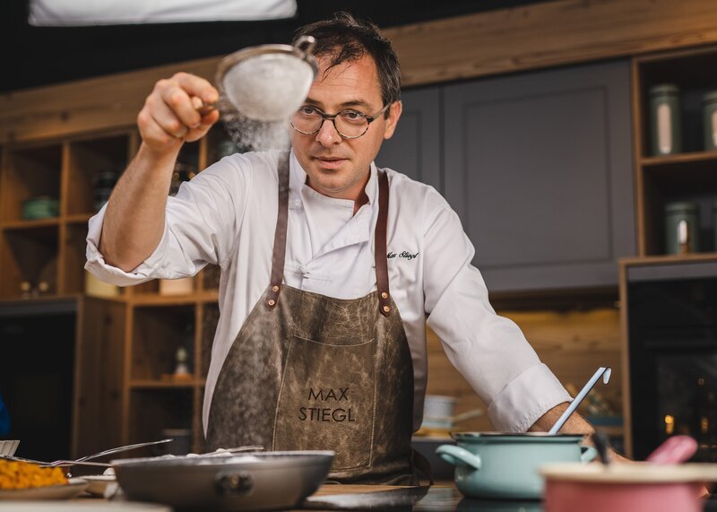 Max Stiegl („Mohnschmarrn mit Kirschkompott“ und „Halàszlè – Pannonische Fischsuppe“). – Bild: ORF/​Silvia Schneider GmbH/​Simeon Baker