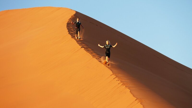 Dünen-Downhill – da kann Tanja nicht widerstehen. – Bild: SWR