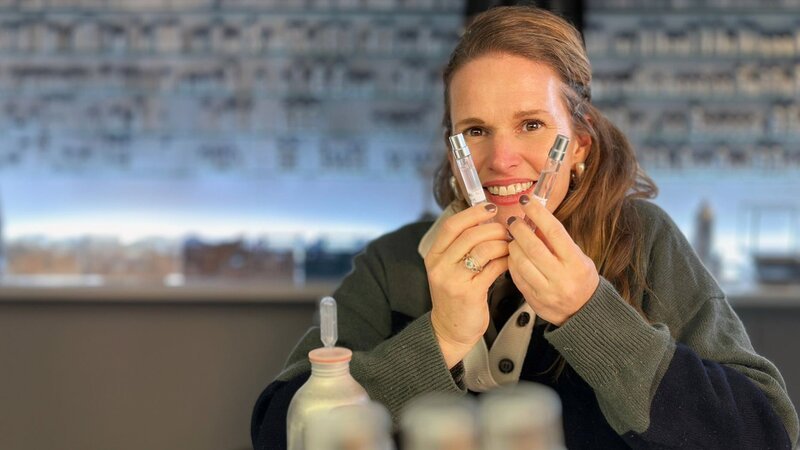 Einstein Parfums: Wie uns die Duftindustrie an der Nase herumführt Einstein Moderatorin Kathrin Hönegger sitzt in einem Parfumlabor und hält zwei selbstgemachte Parfumflacons in den Händen. – Bild: SRF