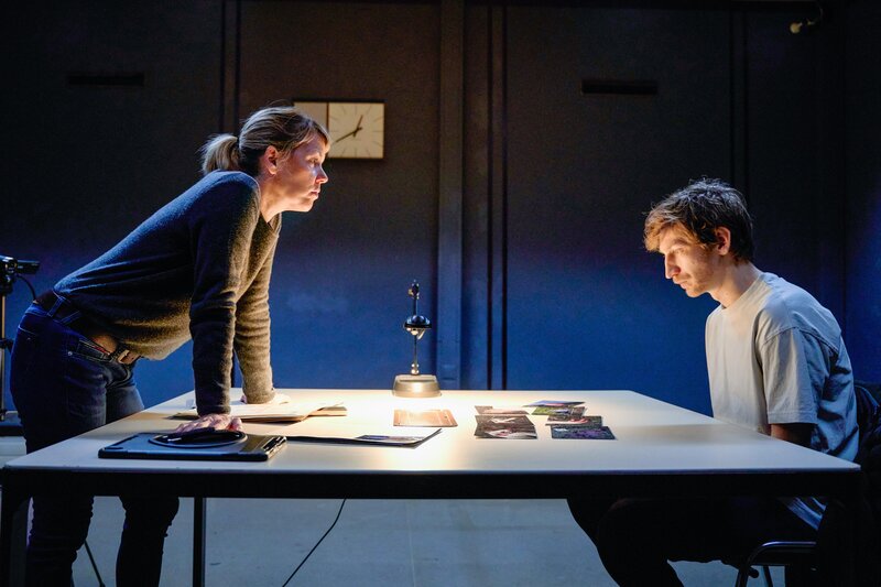 Im Verhörraum: Kommissarin Janda (Jaschka Lämmert) zeigt dem Verdächtigen Joschi Neumayr (Lukas Walcher) Fotos der ermordeten Dagmar Moser. – Bild: ORF/​Mona Film/​Tivoli Film/​Nikolaas von Schrader