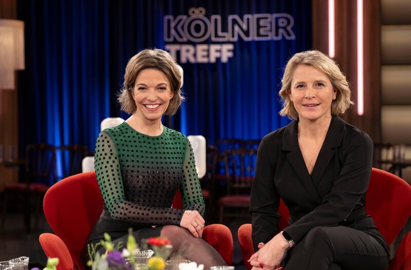 Anna Planken (l) und Susan Link moderieren die Sendung. – Bild: WDR/​Melanie Grande