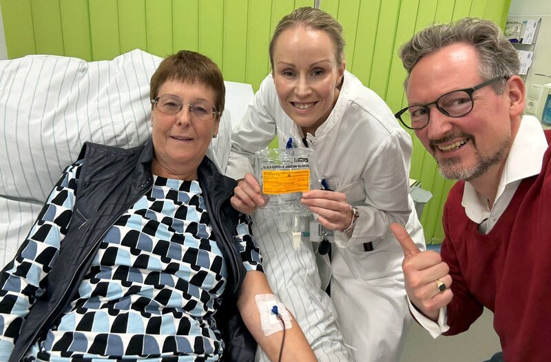 Eckart von Hirschhausen (r) mit Alzheimer-Patientin Klara W. und Neurologin Dr. Nadine Zimmermann (M) am Uniklinikum Bonn – nach der 1. Lecanemab-Gabe. – Bild: WDR/​Hirschhausen