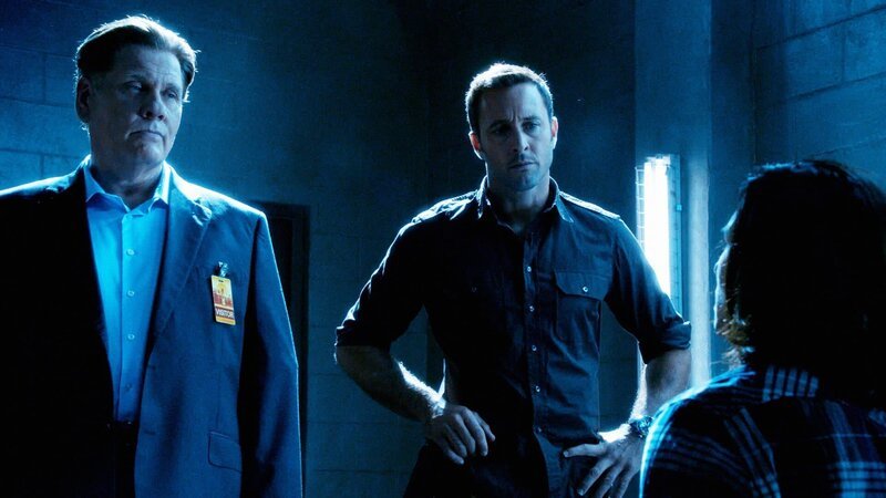 Hat Brookes Ex-Freund Cory (Christopher Latronic, r.) etwas mit ihrem Tod zu tun? Steve (Alex O’Loughlin, r.) und Privatdetektiv Harry Brown (William Forsythe, l.) versuchen dies herauszufinden … – Bild: CBS Broadcasting Inc.