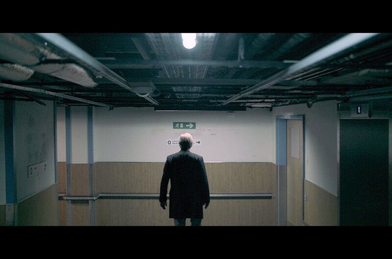 Hannis (Ulrich Thomsen) bei seinen Ermittlungen – Bild: ZDF/​Arte/​REinvent Studios/​Ásgrimur Guobjartsson