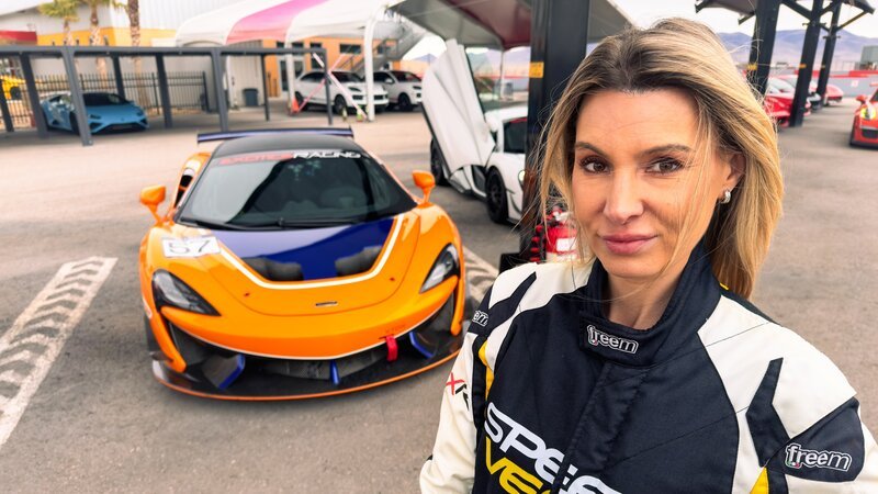 Doreen Thievin steht in ihrem Rennfahrerinnenoverall an ihrer eigenen Rennstrecke in Las Vegas. – Bild: ZDF und Yellowstone Production