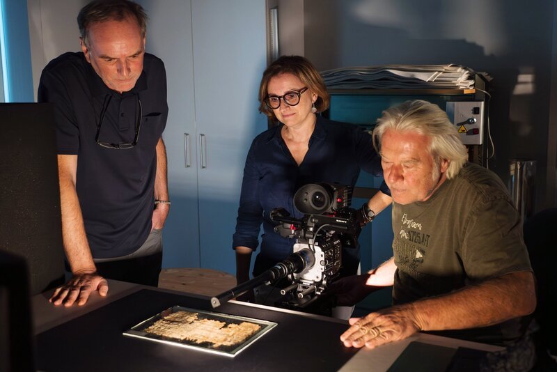 Regisseur Günter Schilhan und Kameramann Erhard Seidl mit Theresa Zammit Lupi, Buchrestauratorin/Entdeckerin des Mumienbuches. – Bild: ORF/​Schilhan/​Andy Schweighart