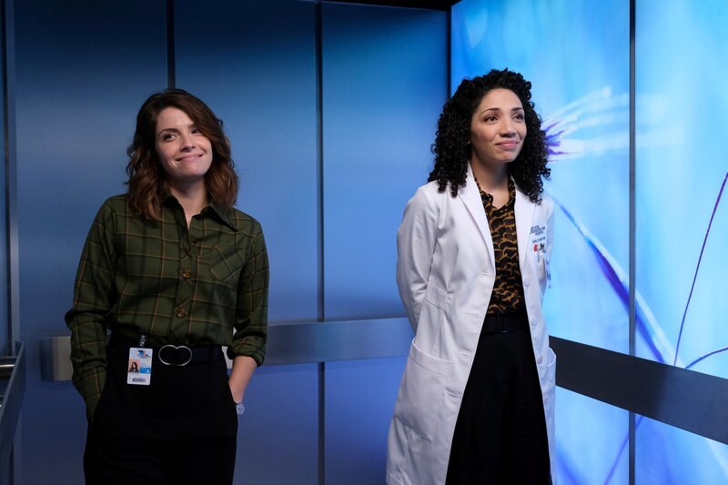 L-R: Lea Dilallo (Paige Spara) and Dr. Carly Lever (Jasika Nicole) – Bild: Liane Hentscher /​ Sony /​ American Broadcasting Companies, Inc. All rights reserved