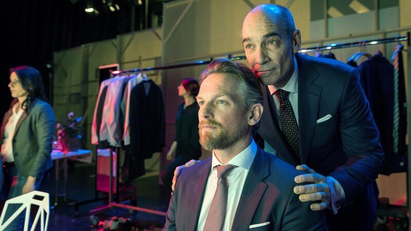 Der Vorstandsvorsitzende Robert Khano (Jean-Marc Barr, r.) schwört Gabriel Fenger (Barry Atsma, l.) auf die abgesprochenen Vorhaben während der Aktionärsversammlung ein. Doch kann er sich tatsächlich auf den Investmentchef verlassen? – Bild: ZDF/​Ricardo Vaz Palma