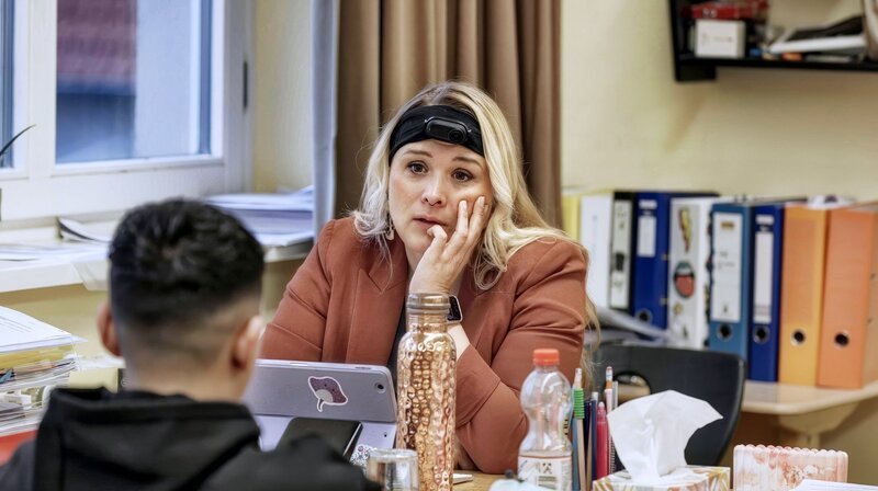 Dr. Corinna Wolf-Bartens in einem Gespräch mit einem Schüler. – Bild: NDR/​Nordend Film/​Joel Vila