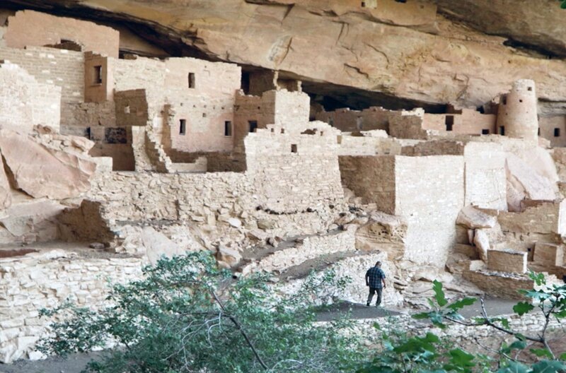 Im Nationalpark Mesa Verde im US-Bundesstaat Colorado siedeln Menschen bereits seit rund 1.500 Jahren. Schon früh wussten sie die dortigen Sandsteinvorkommen zu nutzen, wie die Felsenhäuser von Cliff Palace zeigen. – Bild: ARTE France/​Haut et Court Doc/​Haut et Court TV