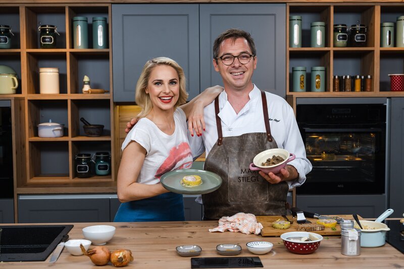 Silvia Schneider, Max Stiegl („Bruckfleisch“ und „Kalbshirn Terrine“). – Bild: ORF/​Silvia Schneider GmbH/​Simeon Baker