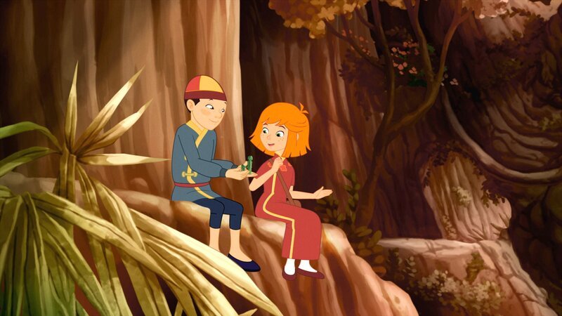 Long übergibt Lilli als Abschiedsgeschenk zwei selbstgeschnitzte Statuen. – Bild: ORF 1